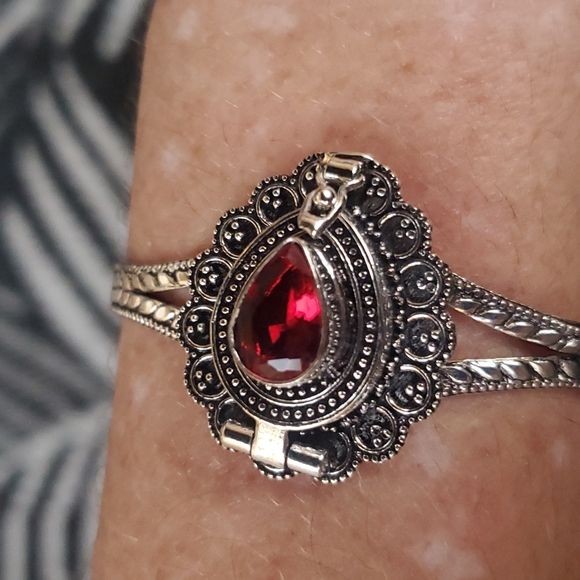 New Garnet Silver Poison Cuff Bracelet. - Picture 11 of 12